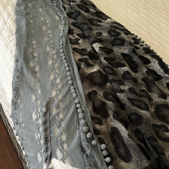 Tie it, wrap it, love it! Large animal print scarf/stole - Picture 6 of 7